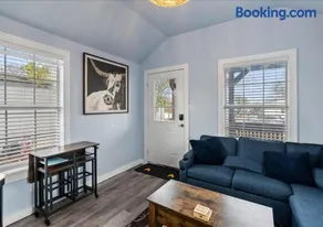 Coastal Haven Minutes From Beaches and Downtown - Image 1