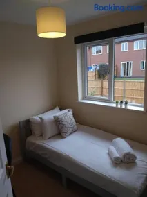 Sunningdale homely detached family,contractor 3 bed house with Parking - Image 5