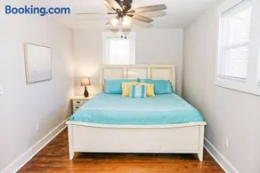 Sunny Hill Cottage with 4 Beds - Image 1