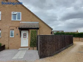 1 Bedroom House with Garden and off road private parking - Image 2