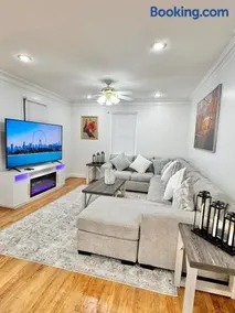 DC Getaway Cozy 4BR Oasis by Metro and Airports - Image 1