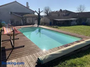 Maison charentaise avec piscine chauffée, jardin privé et proche commerces, idéale pour couples - Image 2