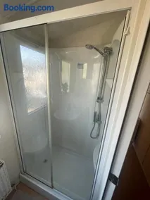 Spacious Stunning Lakeside 3 Bed Holiday Home - Image 3