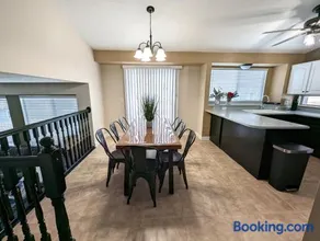 Cute Spacious Home - Image 5