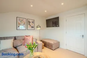 Top Floor - Pavilion View Apartment - Image 3