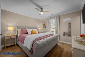 Pet-Friendly 3 BR Home with King Bed and Fenced Yard Near Downtown - Image 2