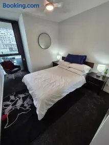 Private Bedroom & Bathroom in an Amazing Shared Brisbane Apartment - Image 2
