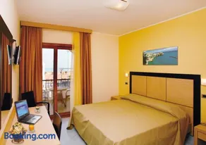 Marc Hotel - Image 1