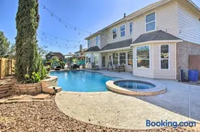 Serene 4BR Lux Home w Heated Spa Pool Massage Chair - Image 4