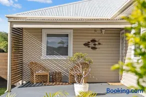 Fish Cottage BYO Linen Pet Friendly Sleeps 8 - Image 3