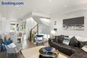 Bright & Modern Townhouse Private Parking - Image 3