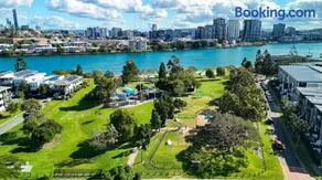 Bulimba Apartment - Ferry Access - Near Oxford St - Sleeps 8 - Baby & Work Ready - Image 3