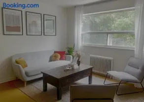 Cozy Upper Beaches Apartment - Image 1