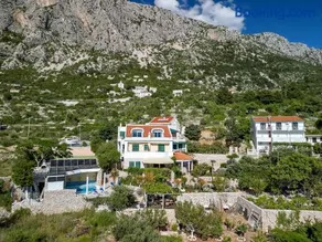 Grand View Apartments - Image 1