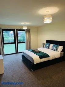Luxury 2BR Apartment Prime Central Location - Image 5