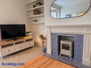 Bembridge Landing - 2 Bedroom Apartment with Parking in Bembridge Village, near Harbour and Beach - Image 2