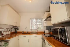 3bed House, Sleeps 7 - Hot Tub, Garden, Parking - Image 3