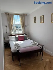 Elegant Georgian Apartment on Alfred Street - Image 3