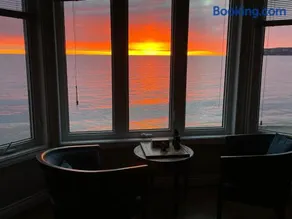 Private 3BR Waterfront Escape - Image 1