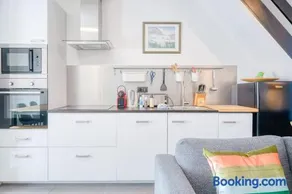 Charming & Central Stay with Terrace - Image 1