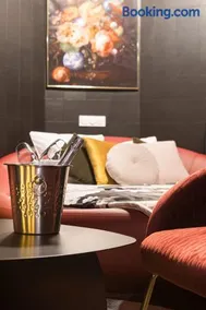 Legend Majestic Superbe Love Room - Jacuzzi - Champagne - Romantisme - parking privé GRATUIT - Image 4