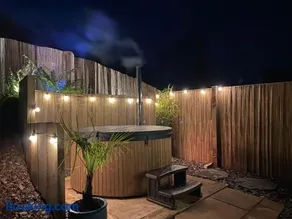 The Barn at Burfords with wood fired hot tub - Image 1