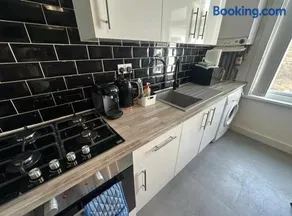 HP Wizards Corner Spacious 4 bed near Watford Junction - Image 3