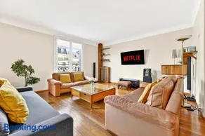 Quartier Arc de Triomphe 2 Bedroom Apartment with Netflix - Image 2