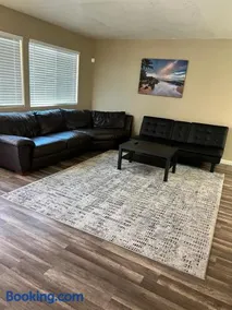 Quiet 1bed,1bath condo with free parking - Image 3