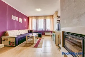 Colorful 2BD Apartment with Indoor Fireplace and Mountain View by Flat Mаnager - Image 2