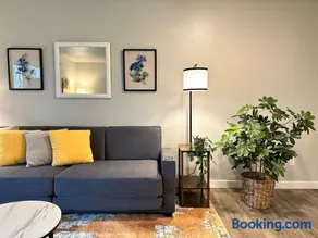 Cozy One-Bedroom Haven with Big Balcony - Image 3