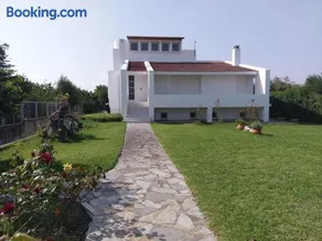 Holiday home next to orange tree orchard - Image 4