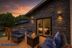 Flo Ride Chalet Hot tub Woodland viewsOn the Back 40 trail - Image 1