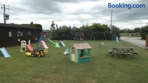 Modern 3 bedroom lodge at Avonvale Holiday Lodges - Image 3