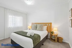 Mounts Bay Apartment Corporate & Couple Stay - Image 2