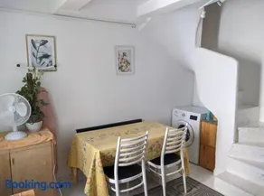 Tiny House 1, 2 ou 3 personnes SoeursGrises Béziers Centre Historique coeur de l'Hérault Occitanie, plus vieille ville de France, chemin de Compostelle à pied ou velo, passeport du pèlerin 24h, petits dejeuners et repas, 300m du centre ville - Image 1