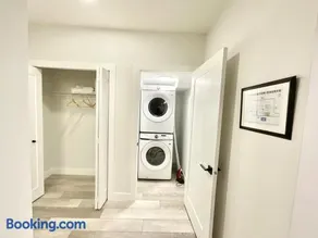 Cozy 1 Bedroom suite close to Airport - Image 2