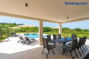 Green & Blue Five Bedroom Villa with Private Pool and Complete Privacy - Image 5