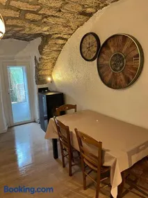 Petite maison avec jardin au centre du village - Image 5