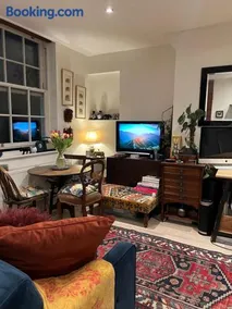 1 Bed Victorian Flat with Shared Garden - Image 1