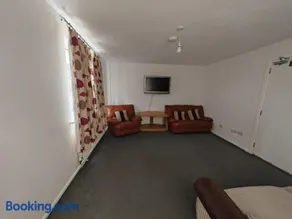 Cosy 4-Bed House Near Town, for Work or Rest - Image 1