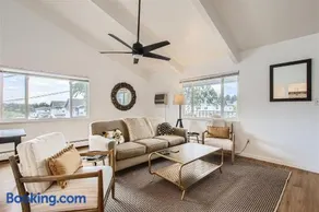 Natural Light, High-Vaulted Ceilings Apartment and Garage - Image 2