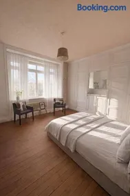 Large house - 6 bedrooms - Garden and parking - Image 2