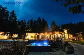 Cokely Cove Guesthouse - Oceanside Villa - Image 3