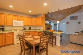 Brown Bear Lodge - Cozy mountain home situated within the quiet and ideal Sugarloaf neighborhood - Image 1