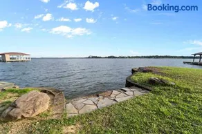 Peaceful Lakeside Serenity on Lake Palestine - Image 1