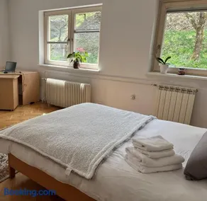 Lovely 2-bedroom appartment with free parking - Image 1
