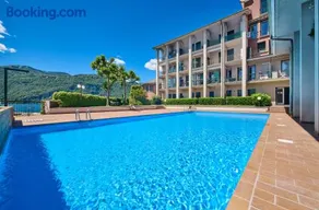 Domus Lario's Lake, pool and lake view - Image 4
