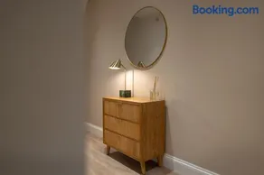 Stunning 2 Bedroom Apartments - City Centre Location, Free WiFi, Free Parking, Spacious Accommodation, Comfort and Style, Freshly Rennovated - Image 5