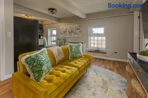 Urban-Chic King Suite Near SIU Carbondale - Image 3